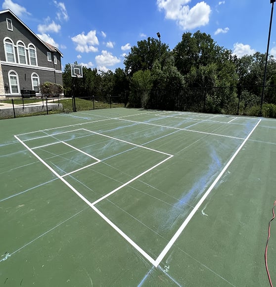white line stripes on the court